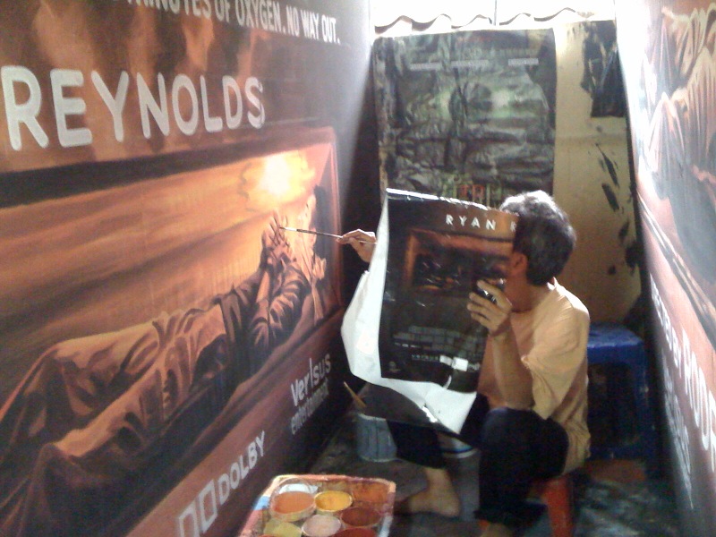 Yasin sedang mengerjakan poster film "Buried"